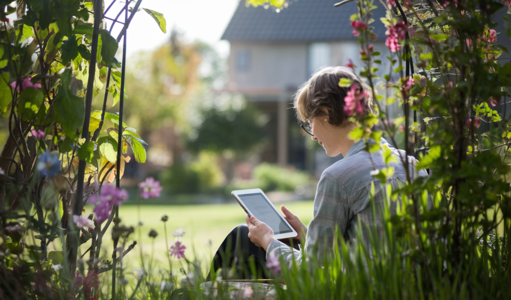 personne-lecture-jardin-ensoleille-plantes