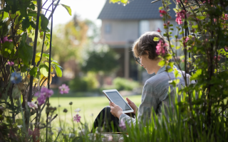 personne-lecture-jardin-ensoleille-plantes