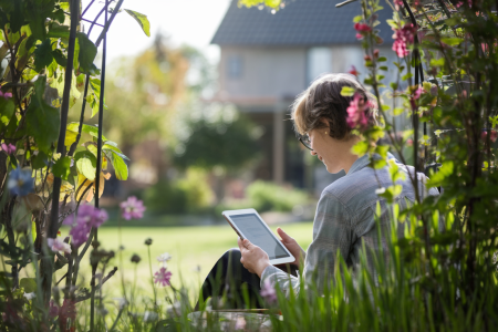 personne-lecture-jardin-ensoleille-plantes