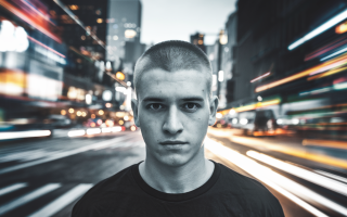 homme-buzz-cut-fond-urbain