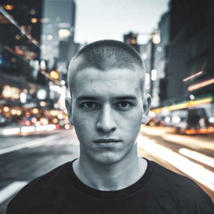 homme-buzz-cut-fond-urbain