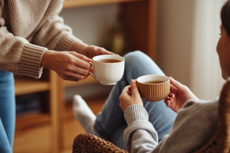 personne-tasse-the-salon-chaleureux