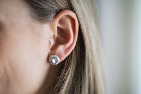 oreille-piercing-conch-bijou-elegant
