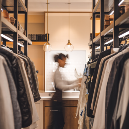 boutique-pressing-moderne-vetements-organises