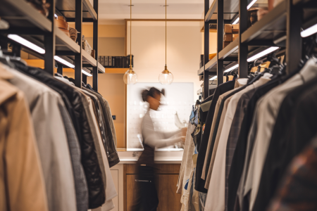 boutique-pressing-moderne-vetements-organises