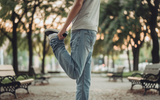 homme-debout-parc-arbres-bancs