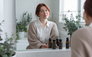 femme-dos-miroir-plantes-huiles