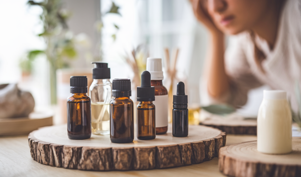 bouteilles-huiles-essentielles-produits-cosmetiques