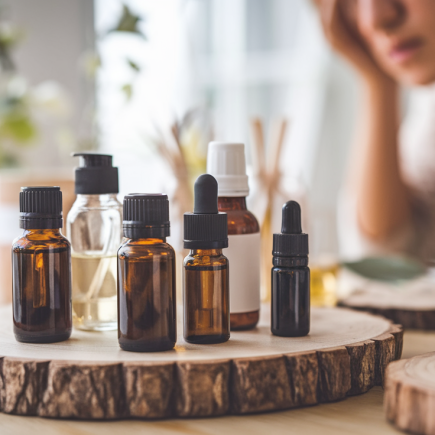 bouteilles-huiles-essentielles-produits-cosmetiques