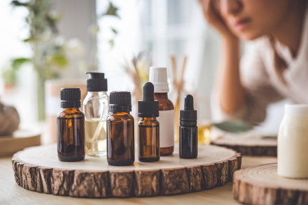 bouteilles-huiles-essentielles-produits-cosmetiques