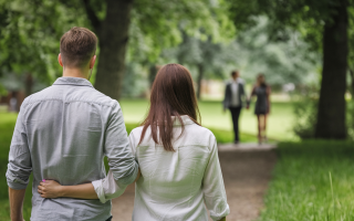 homme-femme-marche-parc-verdoyant
