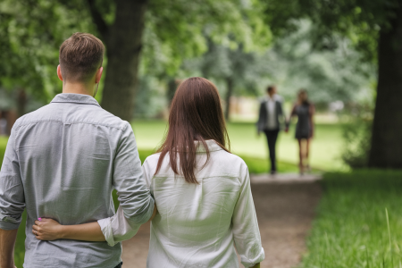 homme-femme-marche-parc-verdoyant