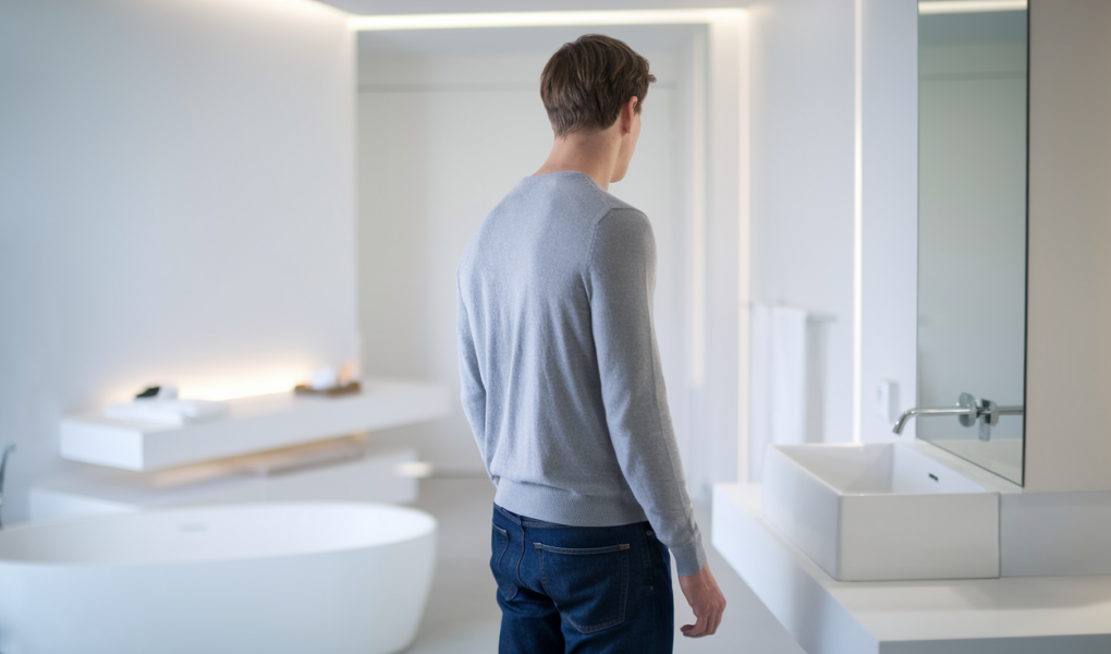 homme-dos-salle-bain-moderne