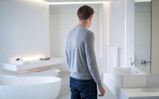 homme-dos-salle-bain-moderne