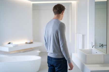 homme-dos-salle-bain-moderne
