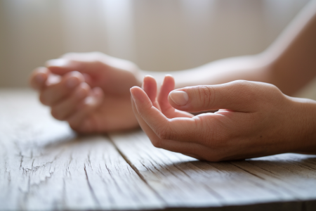 main-table-bois-ongle-fendu