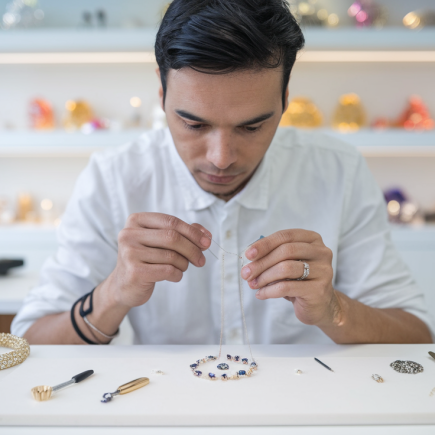 bijoutier-dos-atelier-moderne-outils