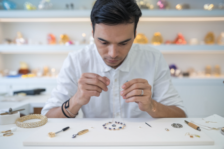 bijoutier-dos-atelier-moderne-outils