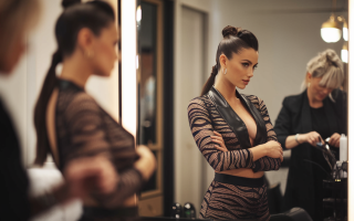 femme-dos-miroir-salon-coiffure