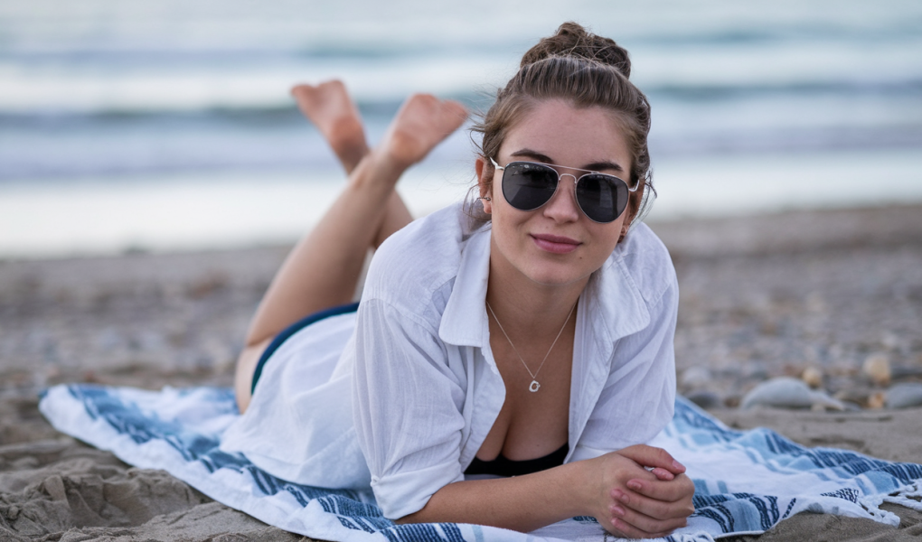 femme-serviette-piercing-nombril-plage