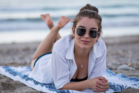 femme-serviette-piercing-nombril-plage