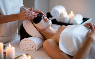 personne-soin-visage-serviettes-bougies