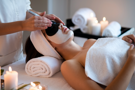 personne-soin-visage-serviettes-bougies