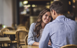 couple-cafe-interaction-intime