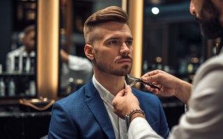 homme-barbier-taille-barbe-salon-elegant