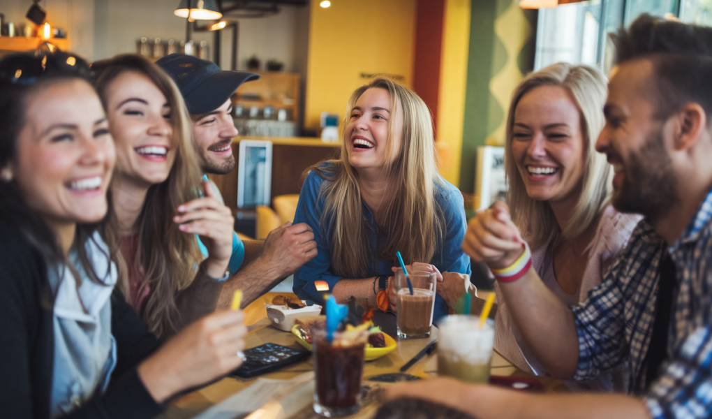 jeunes-rire-cafe-modernes-snacks
