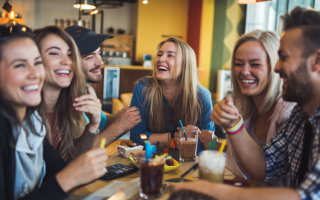 jeunes-rire-cafe-modernes-snacks