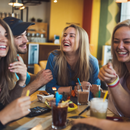 jeunes-rire-cafe-modernes-snacks