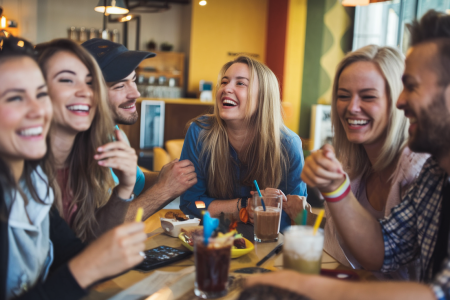 jeunes-rire-cafe-modernes-snacks