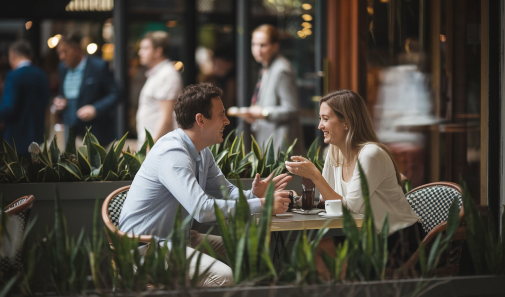 couple-cafe-terrasse-plantes-passageants