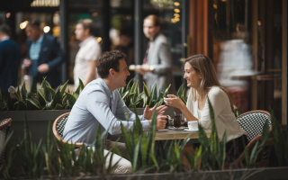 couple-cafe-terrasse-plantes-passageants