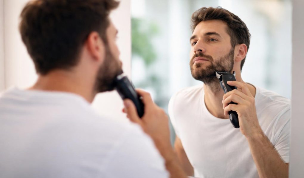 homme-dos-rasoir-electrique-barbe-miroir