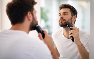 homme-dos-rasoir-electrique-barbe-miroir