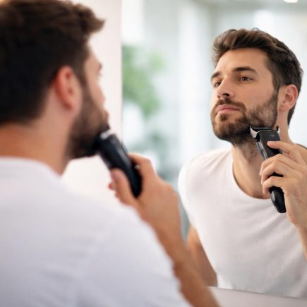 homme-dos-rasoir-electrique-barbe-miroir
