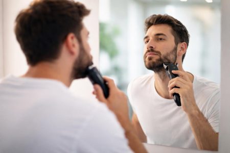 homme-dos-rasoir-electrique-barbe-miroir