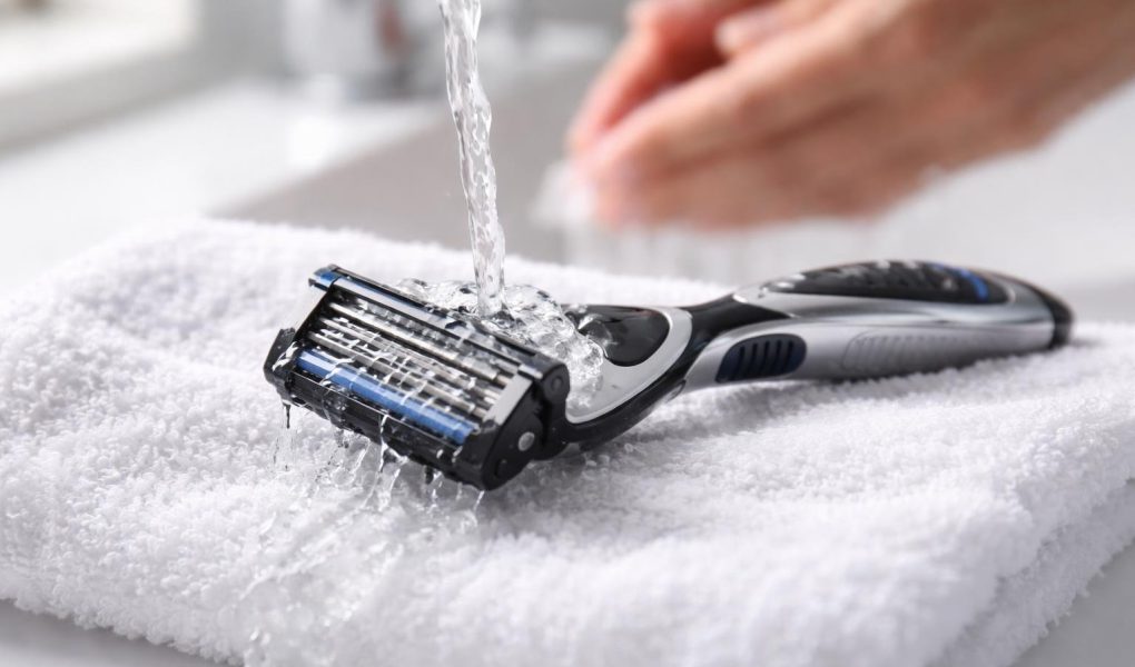 rasoir-moderne-serviette-blanche-eau