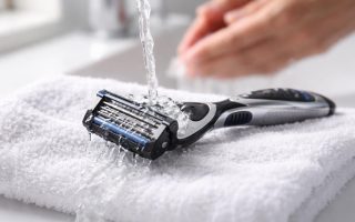 rasoir-moderne-serviette-blanche-eau