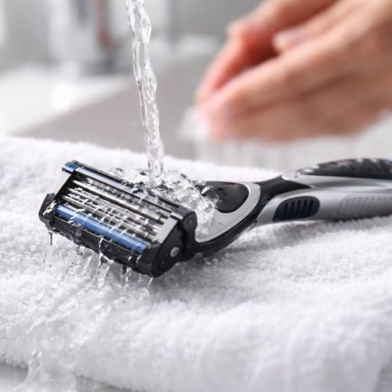 rasoir-moderne-serviette-blanche-eau