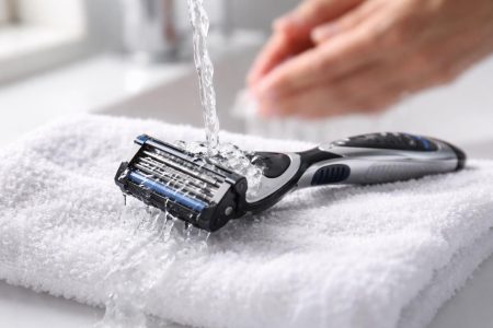 rasoir-moderne-serviette-blanche-eau