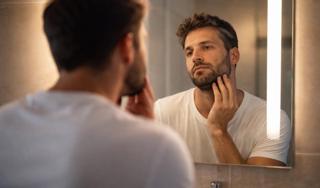 homme-dos-miroir-barbe-floue
