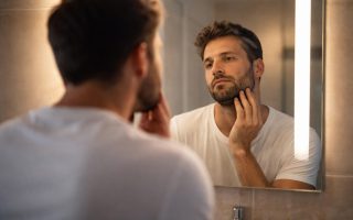 homme-dos-miroir-barbe-floue