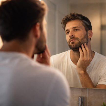 homme-dos-miroir-barbe-floue