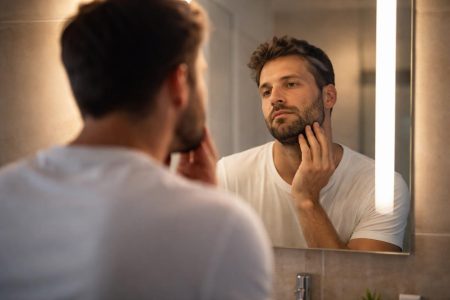 homme-dos-miroir-barbe-floue