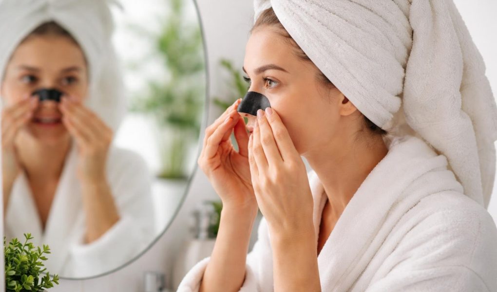 femme-masque-facial-salle-bain-plantes