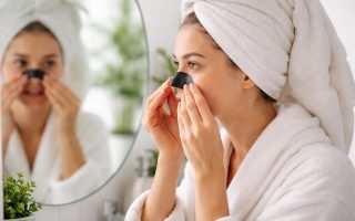 femme-masque-facial-salle-bain-plantes