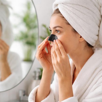 femme-masque-facial-salle-bain-plantes